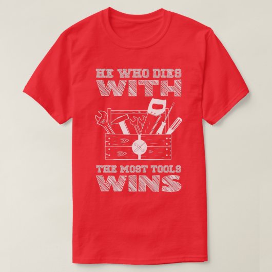 Hij die met de meeste hulpmiddelen sterven wint t-shirt (Design voorkant)