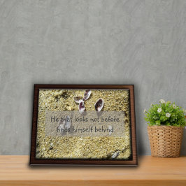 Hij die niet voor het gezegde poster kijkt