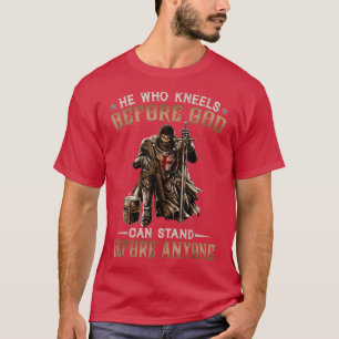 Hij die voor God weet kan voor iedereen staan. T-shirt