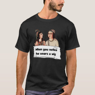 Hij draagt een pruik t-shirt