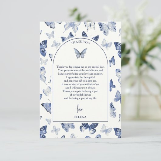 Hij geeft haar vlinders | Bruidsfeest Bedankkaart (Staand voorkant)