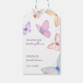 Hij geeft haar vlinders Bruidsmeisjesfeestje Cadeaulabel (Achterkant)