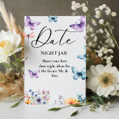 Hij geeft haar vlinders Vrijgezellenfeest Datum Te Reclamebord Met Voetstuk