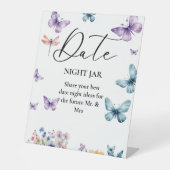 Hij geeft haar vlinders Vrijgezellenfeest Datum Te Reclamebord Met Voetstuk (Voorkant)