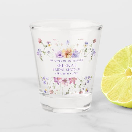 Hij Geeft Me Paarse Vlinders Bruids Shower Shot Glas (Voorkant)