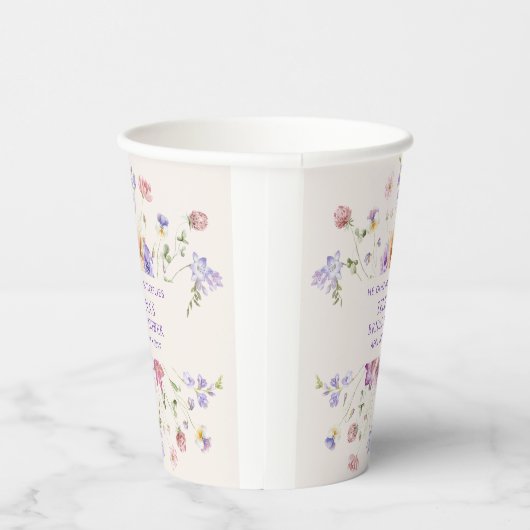 Hij geeft me Paarse vlinders Vrijgezellenfeest Papieren Bekers (Rechts)