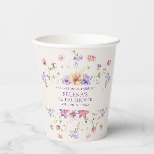 Hij geeft me Paarse vlinders Vrijgezellenfeest Papieren Bekers (Voorkant)