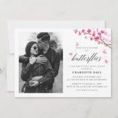 Hij geeft me vlinders bloemenroze Vrijgezellenfees Kaart (Voorkant)