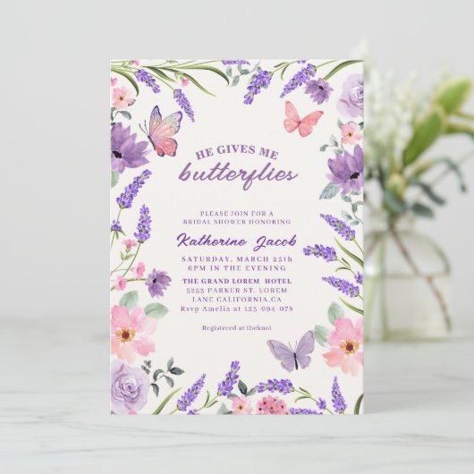 Hij geeft me vlinders Lavendel vrijgezellenfeest Kaart (Staand voorkant)