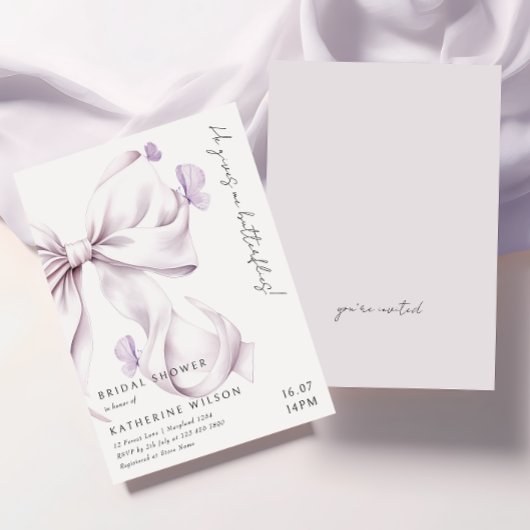 Hij geeft me vlinders Paarse strik Vrijgezellenfee Kaart