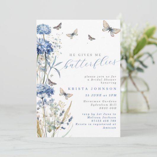 Hij geeft me vlinders stoffig blauw Vrijgezellenfe Kaart (Staand voorkant)