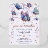 Hij geeft me Vlinders Vrijgezellenfeest Lavendel Folie Uitnodiging (Voorkant)