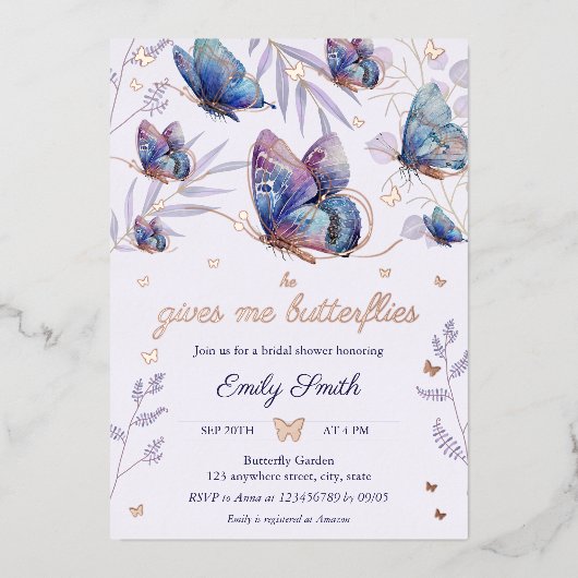 Hij geeft me Vlinders Vrijgezellenfeest Lavendel Folie Uitnodiging (Voorkant)