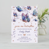 Hij geeft me Vlinders Vrijgezellenfeest Lavendel Folie Uitnodiging (Staand Voorkant)