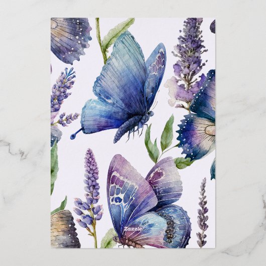 Hij geeft me Vlinders Vrijgezellenfeest Lavendel Folie Uitnodiging (Achterkant)