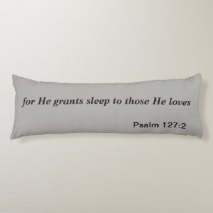 Hij geeft slaap lichaam kussen