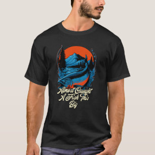 Hij heeft bijna een vis gevangen die zo groot is d t-shirt
