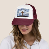 Hij heeft een rigoureus dwarse hemel trucker pet (In situ)