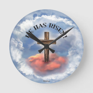Hij heeft een ruig kruis met wolken. ronde klok