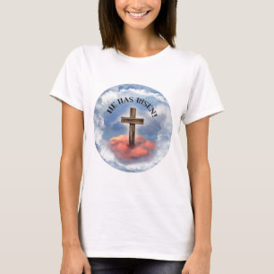 Hij heeft een ruig kruis met wolken. t-shirt