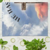 Hij heeft een ruig kruis met wolken. theedoek (Gevouwen)