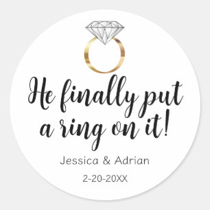Hij heeft er eindelijk een ring om gedaan Diamante Ronde Sticker