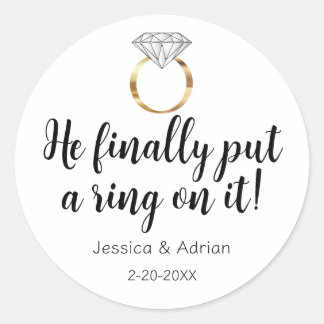 Hij heeft er eindelijk een ring om gedaan Diamante Ronde Sticker