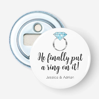Hij heeft er eindelijk een ring omheen gezet Funny Button Flesopener