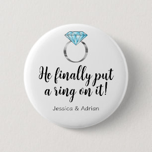 Hij heeft er eindelijk een ring omheen gezet Funny Ronde Button 5,7 Cm