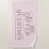 Hij heeft haar ten huwelijk gevraagd badhanddoek v (Voorkant)