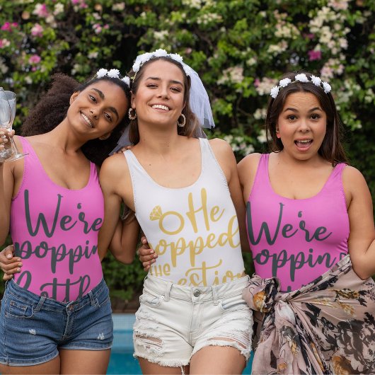 Hij heeft me een vraag bruid T-shirt geprikt