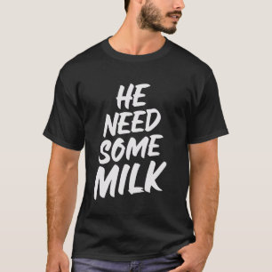 Hij heeft wat melk meme grap nodig Grappige intern T-shirt
