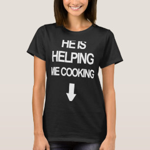 Hij helpt me om grappige zwangere vrouwen te koken t-shirt