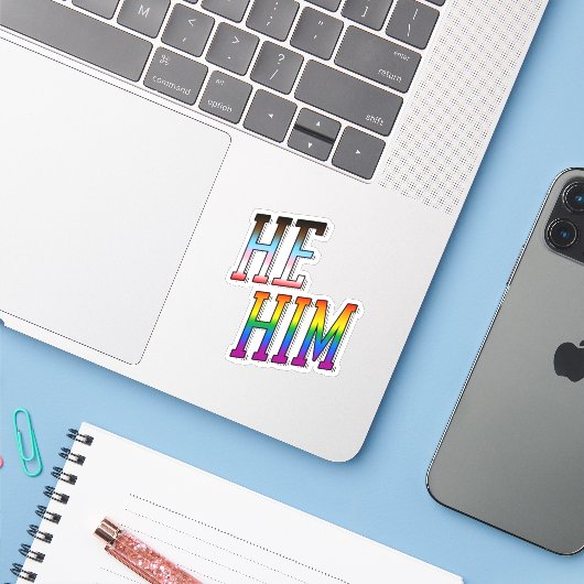 Hij/hem Progress Pride Sticker (Laptop met iPhone)