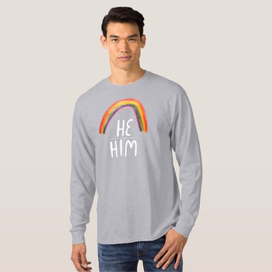 HIJ/HEM Pronouns Rainbow Handlettering T-Shirt (Voorkant volledig)