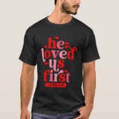 Hij hield van ons eerste bijbel 1 John 419 Christe T-shirt (Voorkant)