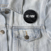 Hij/hij Pronoun Button (Donkere golven) (In situ)