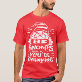 Hij houdt bij hoeveel je drinkt - Aardige Gnome T-shirt