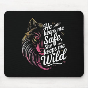 Hij houdt me veilig, ze houdt me Wolf Art Lover pa Muismat