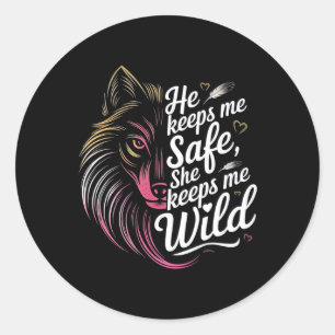 Hij houdt me veilig, ze houdt me Wolf Art Lover pa Ronde Sticker