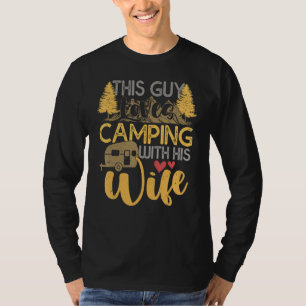 Hij houdt van kamperen met zijn vrouw t-shirt
