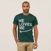 Hij houdt van me (links) -.png t-shirt (Voorkant volledig)