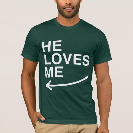 Hij houdt van me (links) -.png t-shirt (Voorkant)