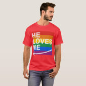 Hij houdt van me (links) -.png t-shirt (Voorkant volledig)