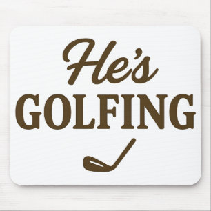 Hij is aan het golfen Funny Golfer MOM Golf Weeken Muismat
