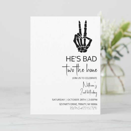 Hij is Bad Two the Bone Halloween Verjaardag Kaart (Staand voorkant)