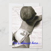 Hij is bijna hier baby shower uitnodiging (Voorkant)