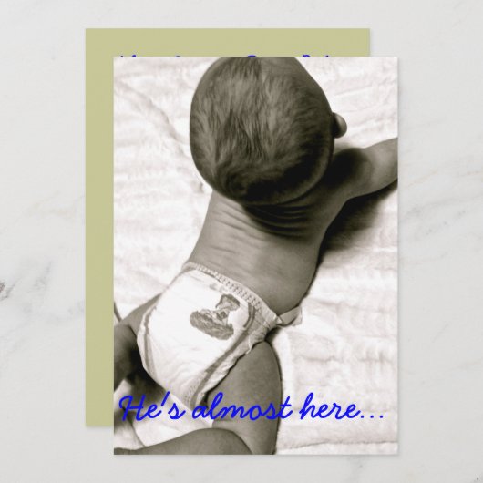 Hij is bijna hier baby shower uitnodiging (Voorkant / Achterkant)