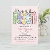 Hij is de Risen Religious Easter Egg Hunt Invitati Feestdagenkaart (Staand voorkant)