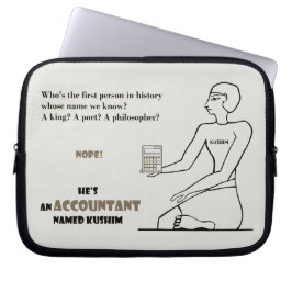 "Hij is een accountant genaamd Kushim" Laptop Sleeve